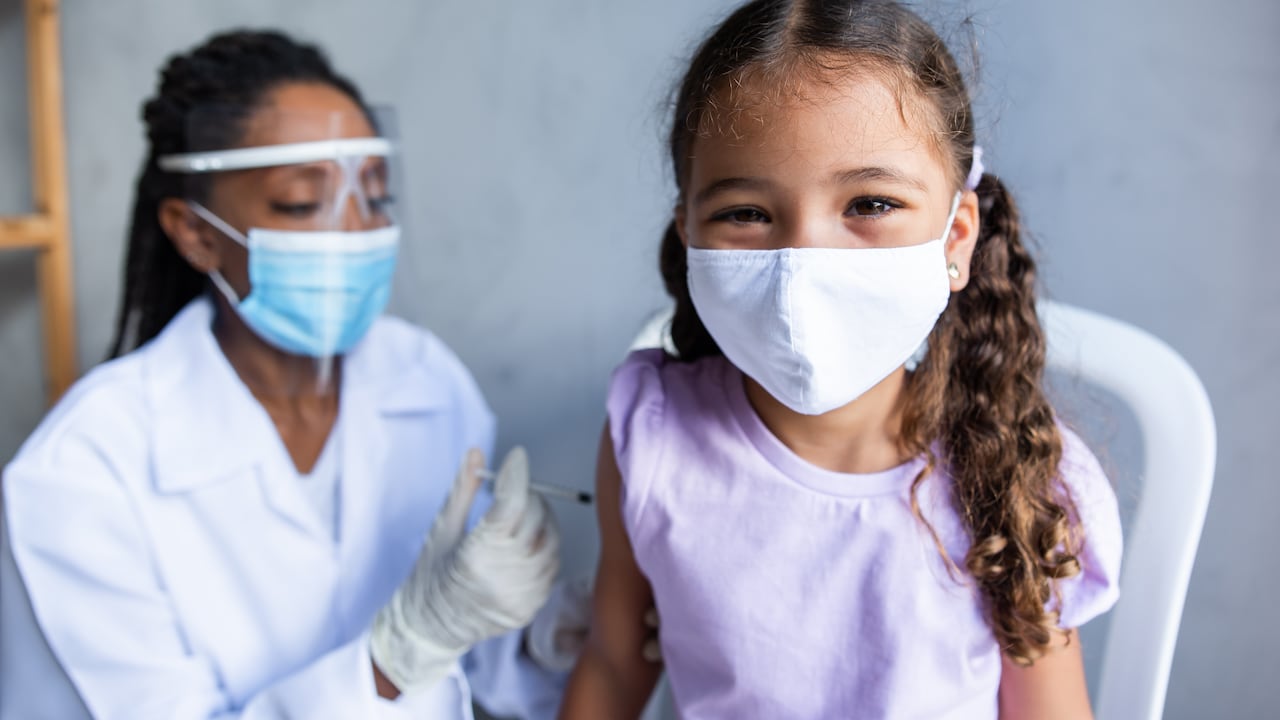 Invima permite vacunación con Sinovac para mayores de 6 años, pero con reparos