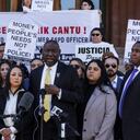 El abogado Benjamin Crump, tercero desde la derecha, se dirige a los medios junto con la familia de Erik Cantú, de 17 años, durante una conferencia de prensa realizada para actualizar al público sobre su condición médica.