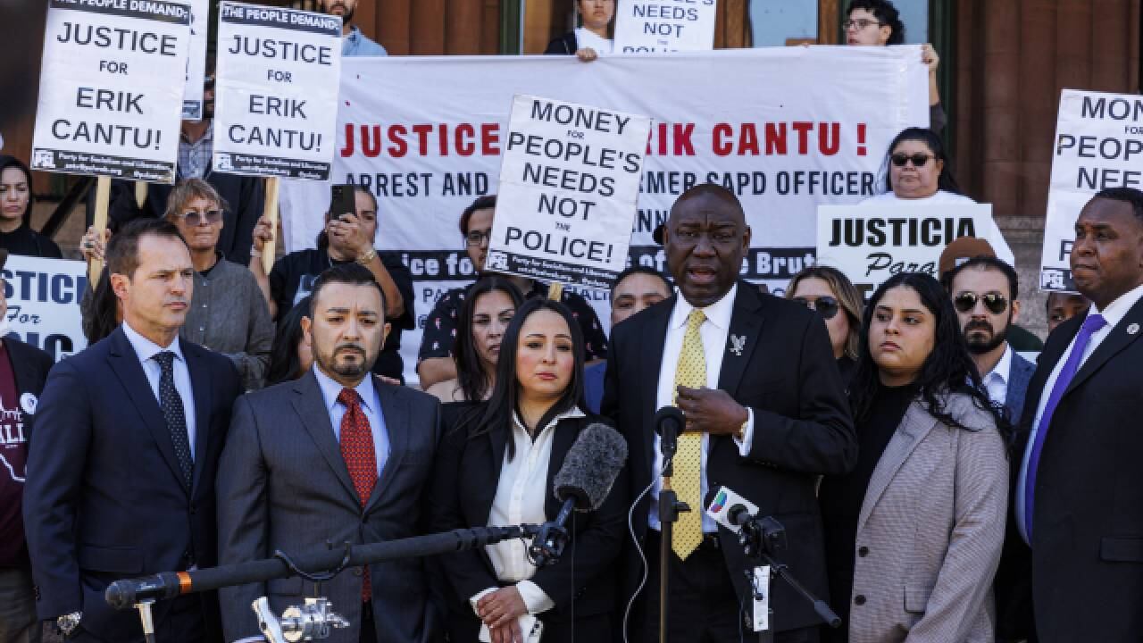 El abogado Benjamin Crump, tercero desde la derecha, se dirige a los medios junto con la familia de Erik Cantú, de 17 años, durante una conferencia de prensa realizada para actualizar al público sobre su condición médica.