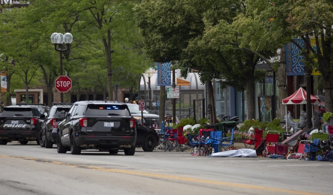 Sillas y demás objetos quedaron abandonados en la calle, mientras la policía llegaba a lugar de los hechos