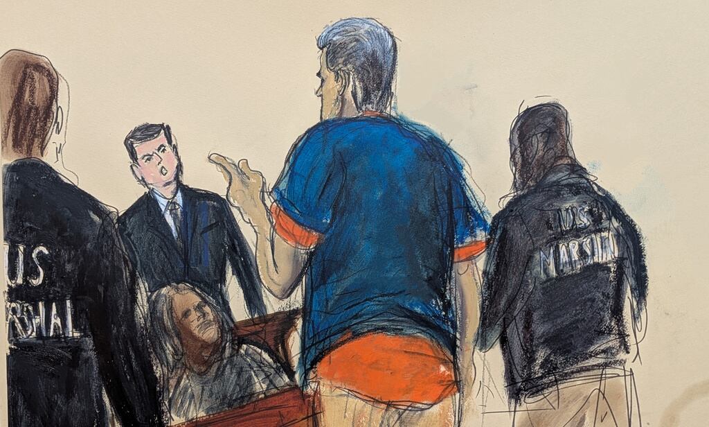 Nicolás Maduro (centro), reacciona ante un espectador tras su comparecencia en el tribunal federal de Manhattan, el lunes 5 de enero de 2026, en Nueva York.