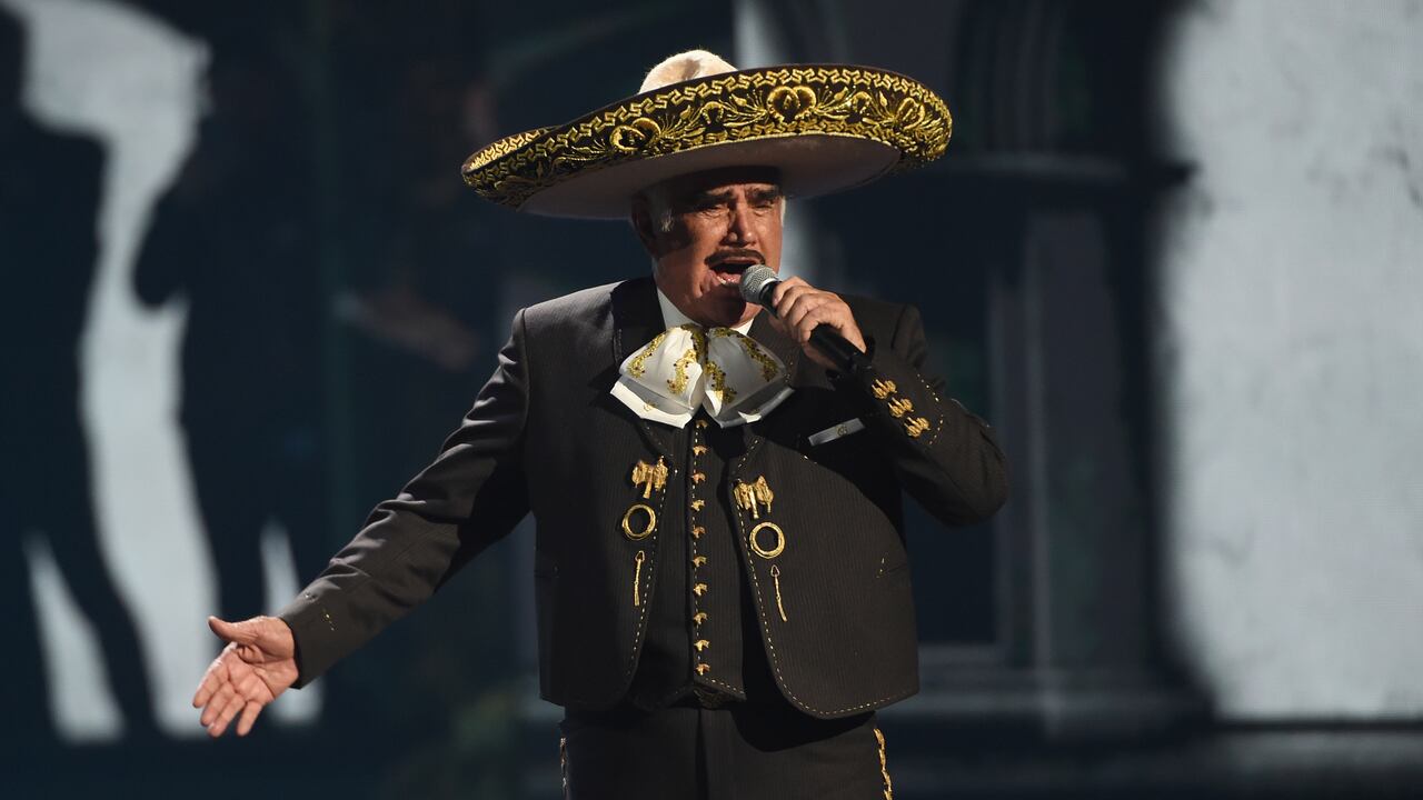 A comienzos de agosto se conoció que Fernández, ídolo y leyenda de la música mexicana, se resbaló cuando caminaba por su habitación en el popular rancho de Los Tres Potrillos, a las afueras de Guadalajara, en México. (AP Photo/Chris Pizzello, File)