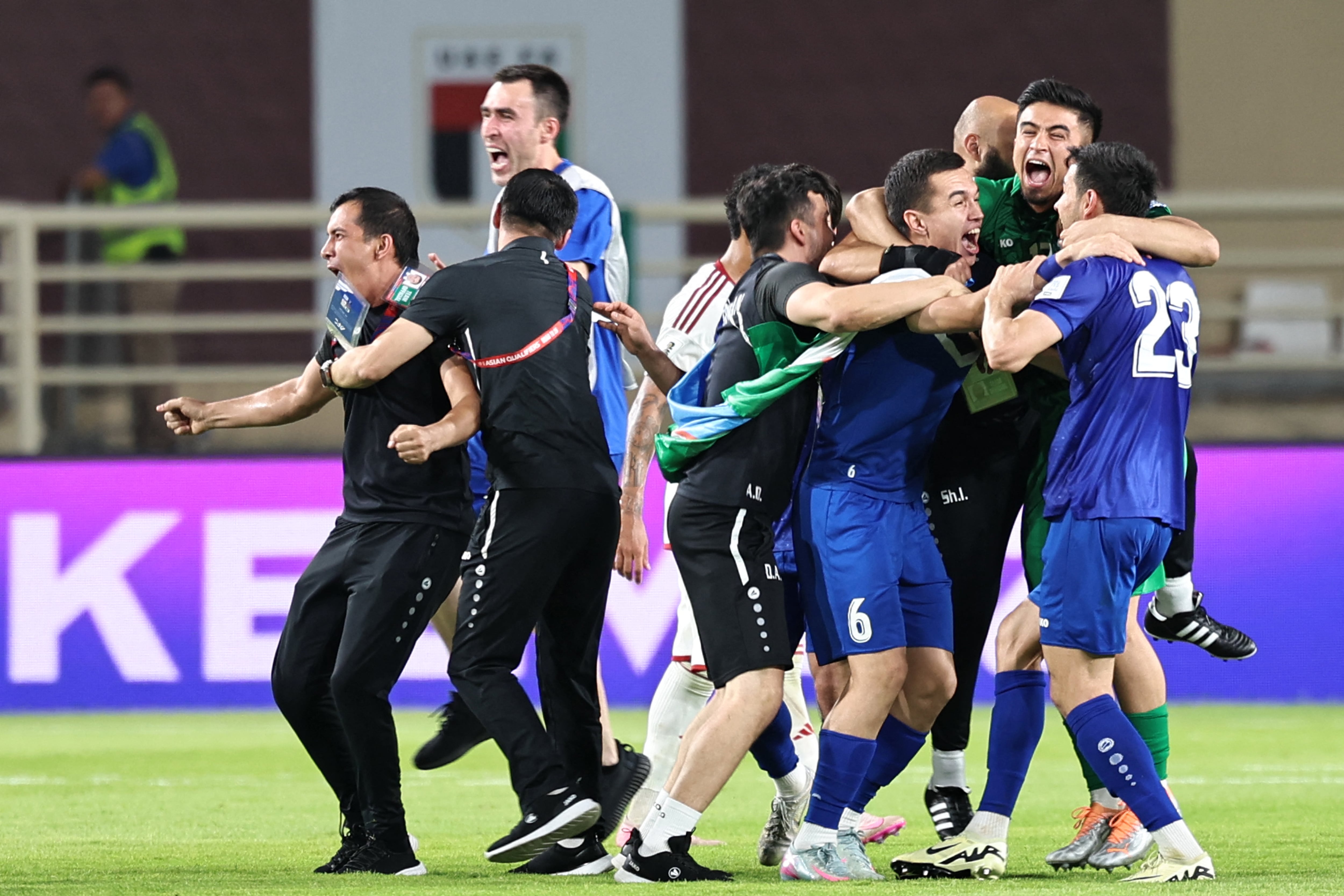 Los jugadores de Uzbekistán celebran después de que su partido de clasificación asiática para la Copa Mundial de la FIFA 2026 contra los Emiratos Árabes Unidos terminara en empate, clasificándolos para la Copa del Mundo.