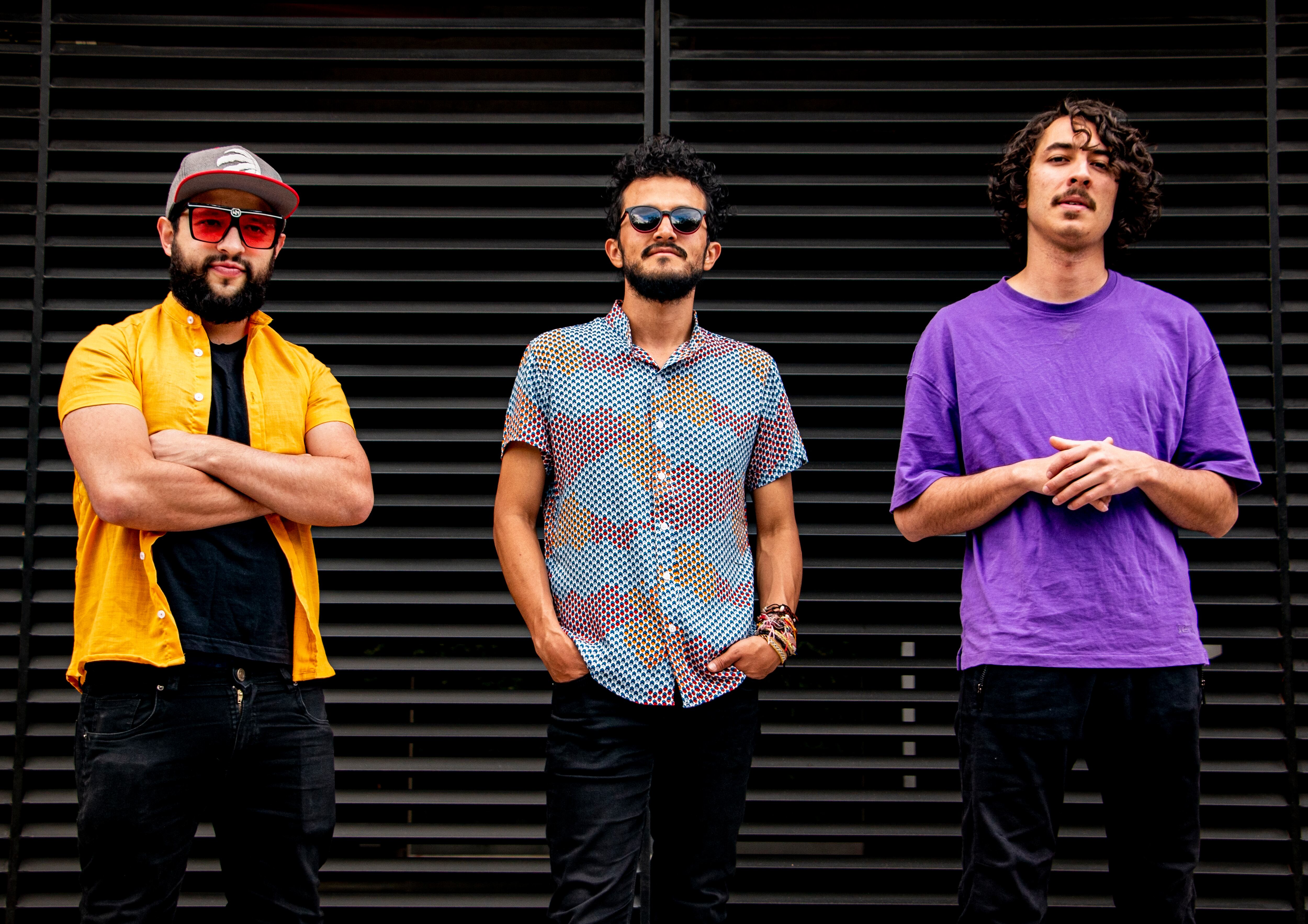 Chroma Trío fluye entre la festividad de Latinoamérica, la intensidad afro, y la libertad del jazz, y las combina a través de una constante exploración de sonidos acústicos y electrónicos