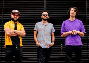 Chroma Trío fluye entre la festividad de Latinoamérica, la intensidad afro, y la libertad del jazz, y las combina a través de una constante exploración de sonidos acústicos y electrónicos