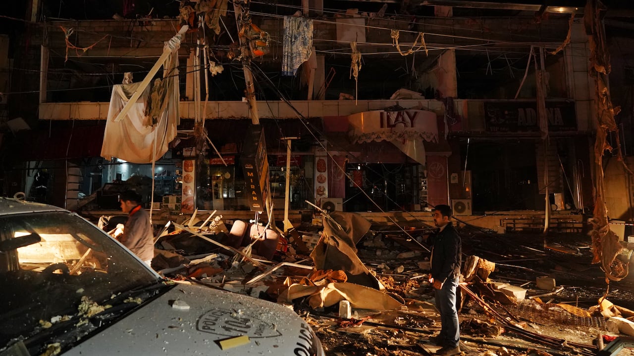 Restos dejados por la explosión de una fuga de gas en un edificio de dormitorios de estudiantes en Dohuk, en la región autónoma del Kurdistán iraquí. Foto: Ismael ADNAN / AFP