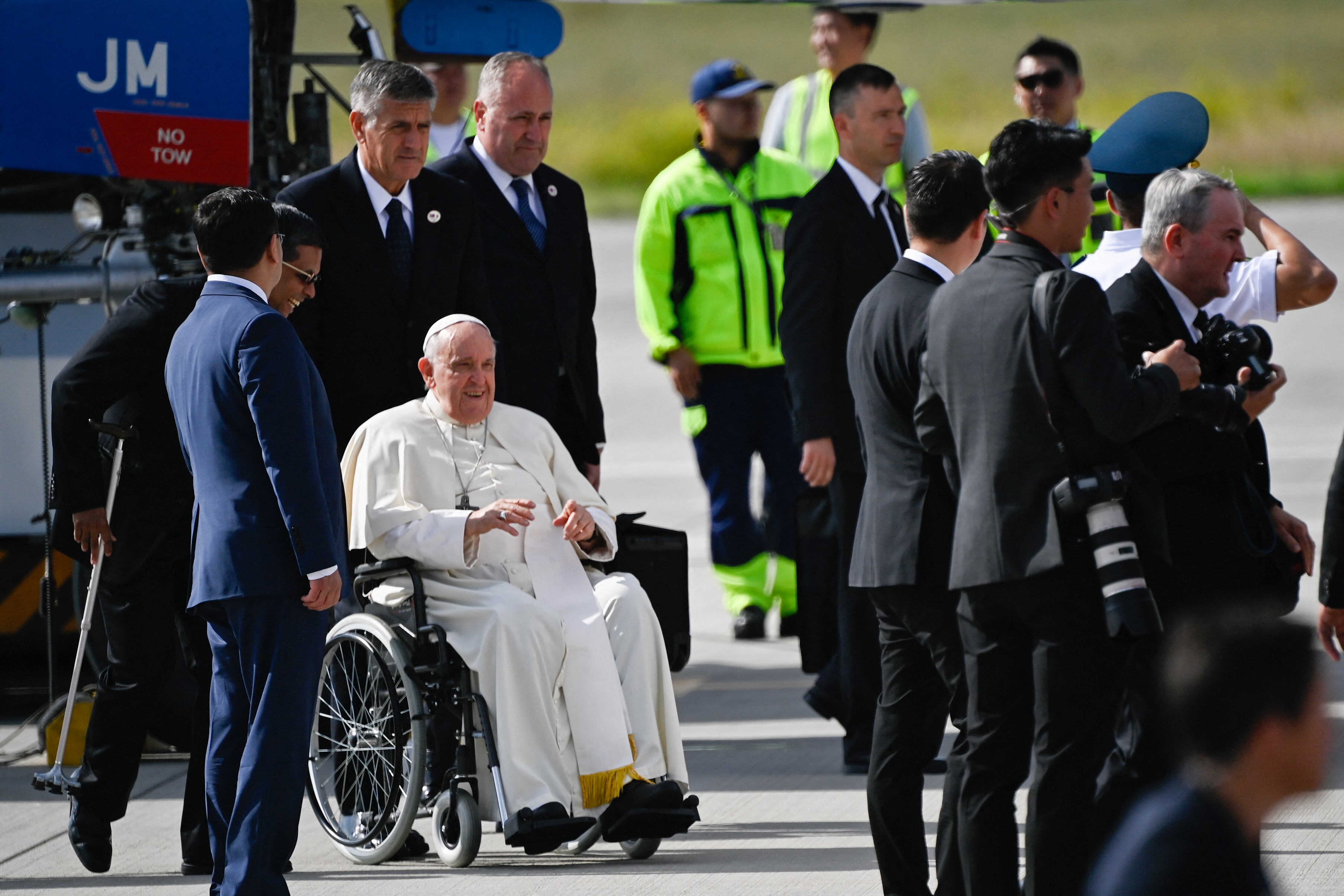 El avión papal aterrizó poco antes de las 10H00 (02H00 GMT) en Ulán Bator, la capital del país, donde Francisco fue recibido por un séquito de guardias de honor mongoles con vestimentas tradicionales de color azul, rojo y amarillo, según imágenes de video de la AFP.