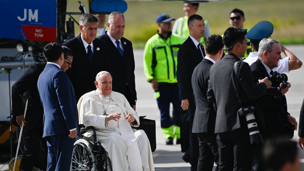 El Papa Francisco (en silla de ruedas) llega al aeropuerto internacional Chinggis Khaan en Ulán Bator el 1 de septiembre de 2023. (Foto de Pedro PARDO / AFP)