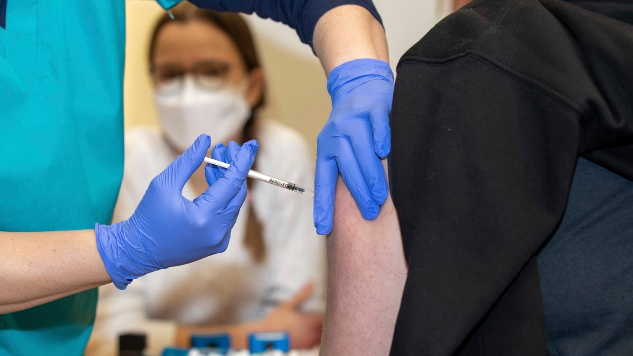 Hay 26′910.006 de personas completamente vacunadas en Colombia.