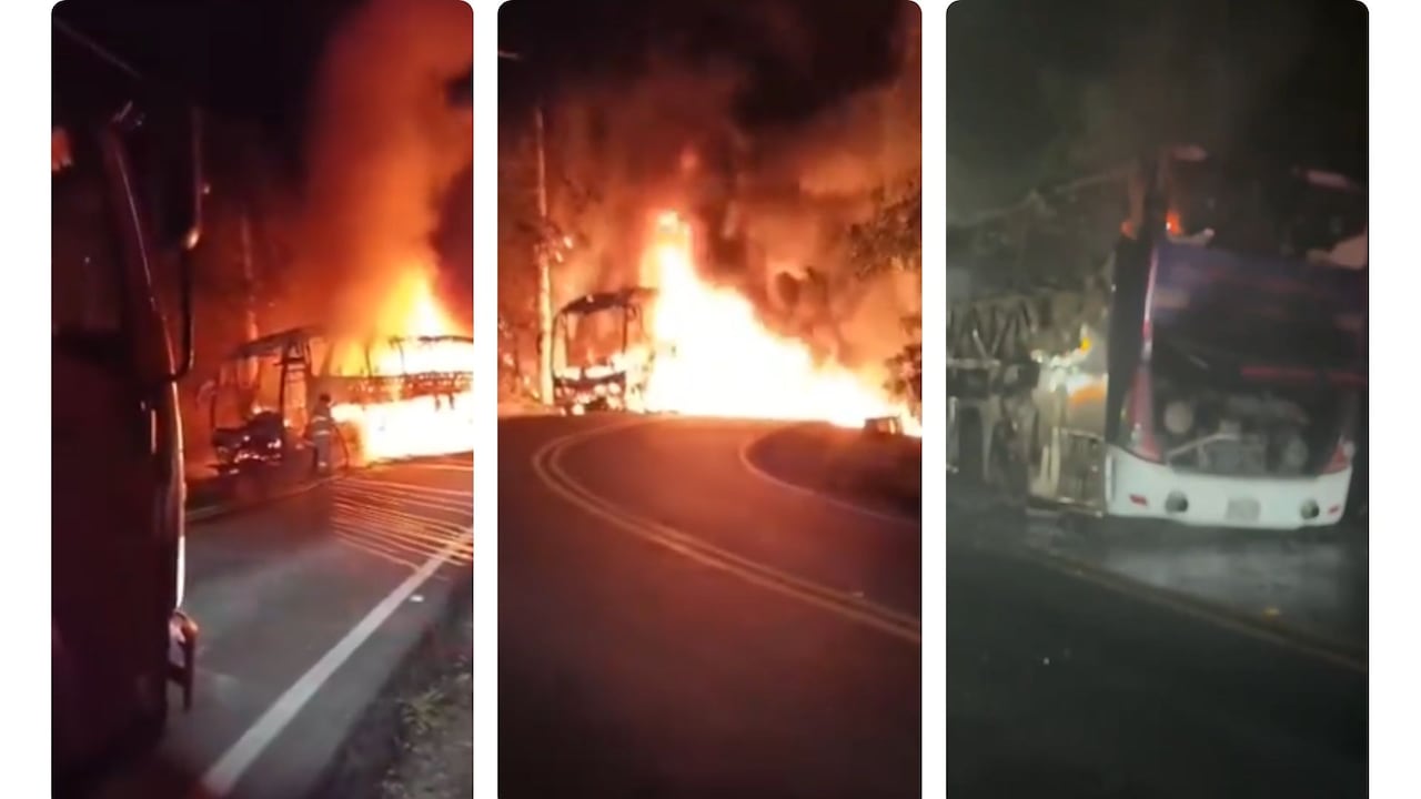 Bus intermunicipal terminó incendiado tras chocar contra una motocicleta.