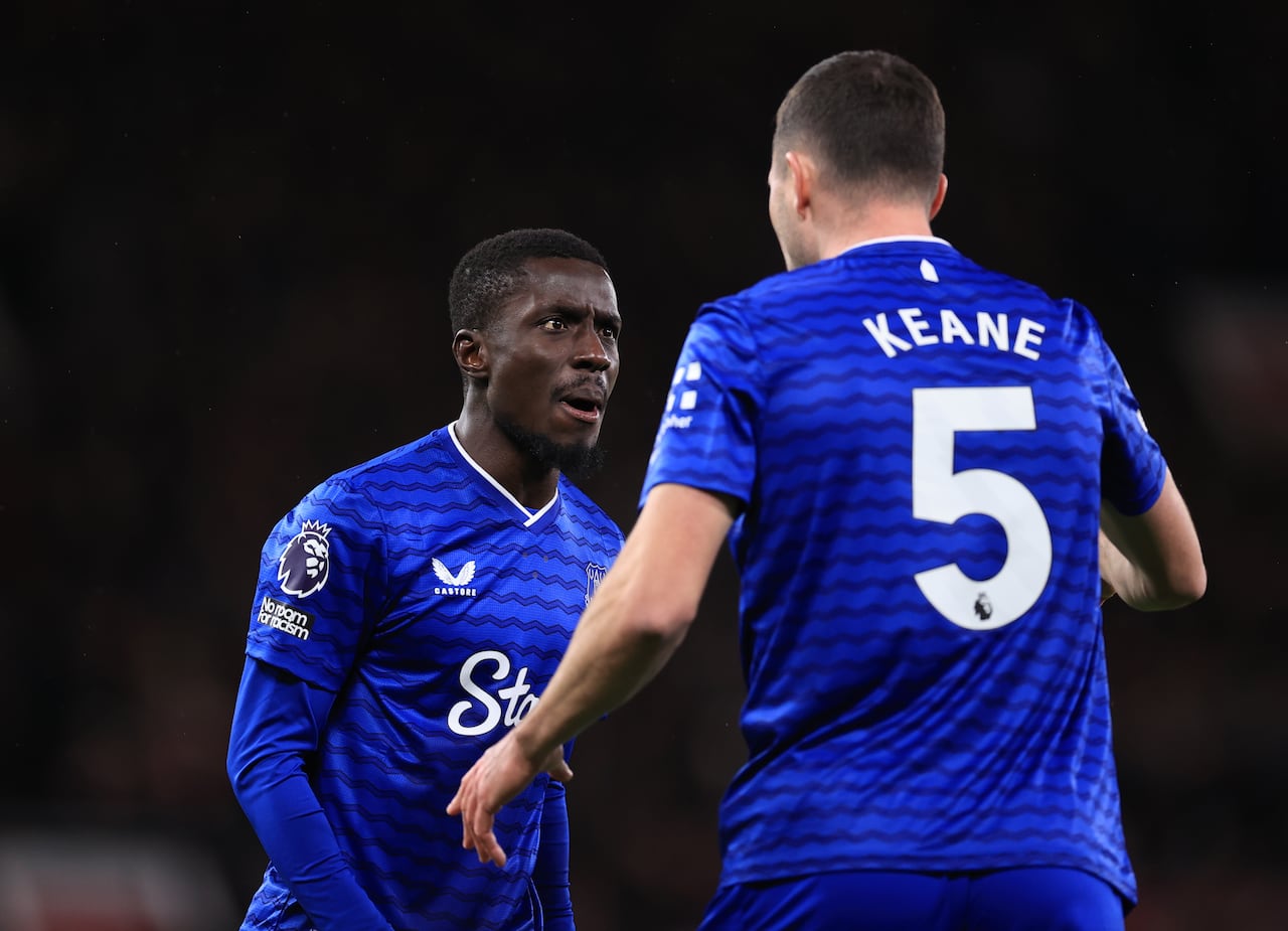 Idrissa Gueye increpó a su compañero de equipo, Michael Keane en el Manchester United vs. Everton
