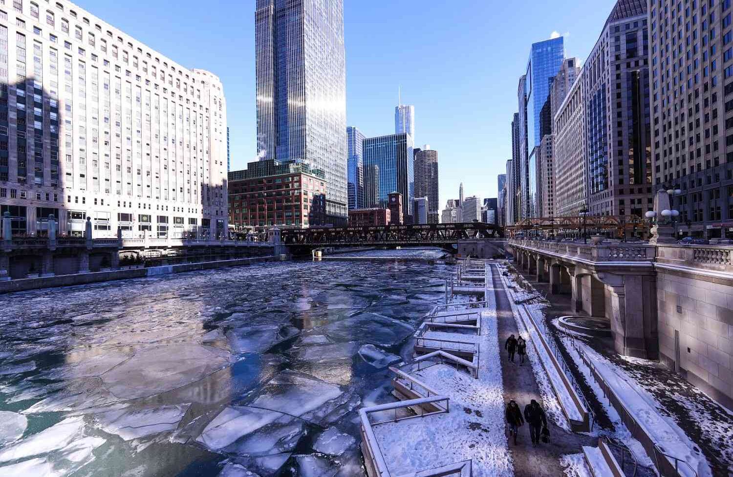 Los residentes de Chicago, al oeste de los Estados Unidos, se vieron afectados por el severo frío causado por una tormenta de nieve en el noreste del país. La vida casi se paraliza en Chicago debido a la nieve, la más pesada de la región durante años, con las calles y callejones de la ciudad completamente deseserticos. (Bilgin S. Sasmaz - Agencia de Anadolu).