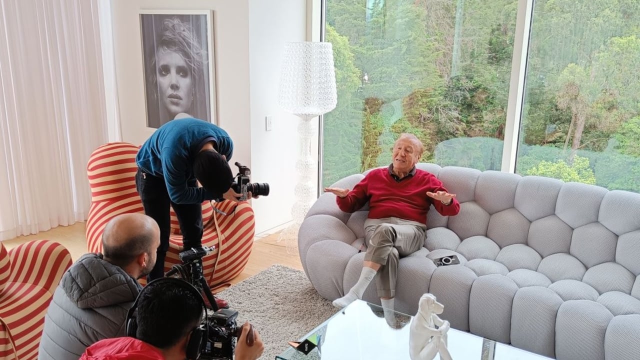 Rodolfo Hernández de su apartamento en el norte de Bogotá. Se estima que su patrimonio asciende a 100 millones de dólares.