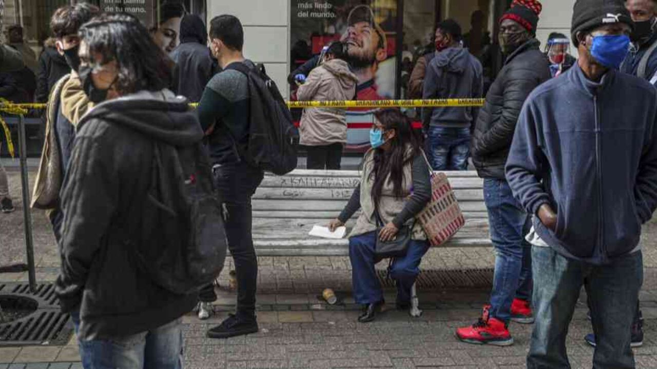 Chilenos hacen fila para solicitar el retiro del 10% de su ahorro pensional.