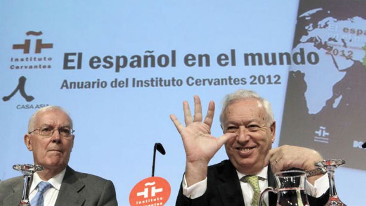 El ministro de Asuntos Exteriores, José Manuel García Margallo (derecha), acompañado del director del Instituto Cervantes, Víctor García de la Concha, durante la presentación del Anuario de la institución.