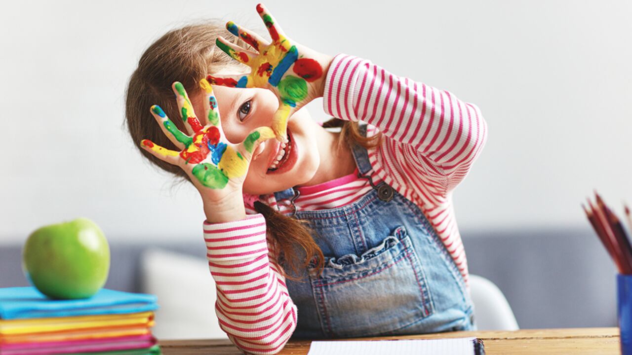 A pesar de que es una conducta normal en un niño la dificultad para concentrarse y mantener buen comportamiento, en los niños con TDAH esta permanece intacta durante su crecimiento.
