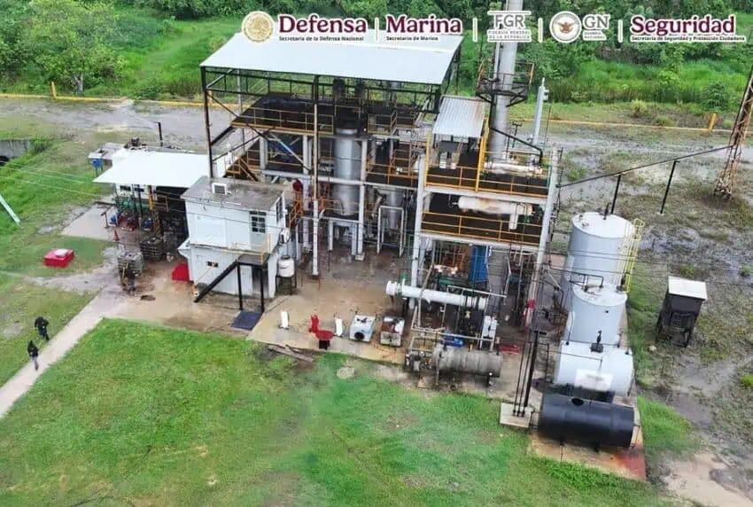 Equipos de destilación artesanal incautados en la refinería clandestina de Veracruz.