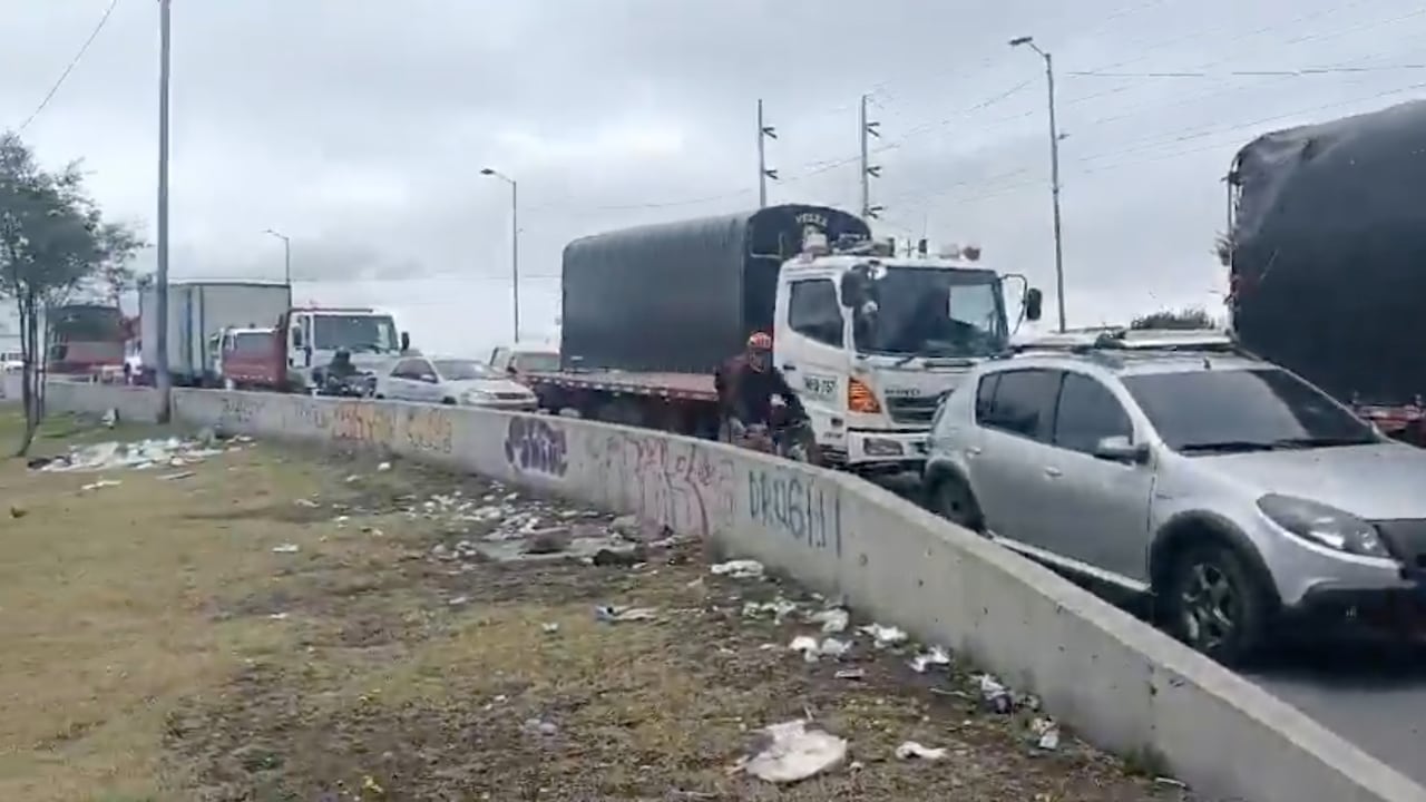 Camión varado ocasiona el cierre total de la vía en la oreja de la avenida Ciudad de Cali con avenida Centenario (calle 13) en Bogotá