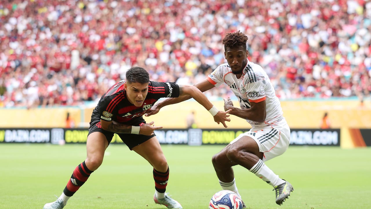 MIAMI GARDENS, FLORIDA - JUNE 29: Kingsley Coman #11 of FC Bayern Munchen battles for possession with Luiz Araujo #7 of CR Flamengo during the FIFA Club World Cup 2025 round of 16 match between CR Flamengo and FC Bayern München at Hard Rock Stadium on June 29, 2025 in Miami Gardens, Florida. (Photo by Hector Vivas - FIFA/FIFA via Getty Images)