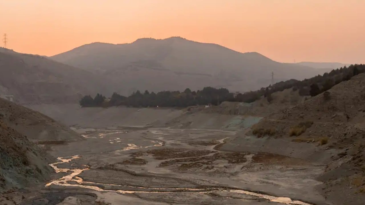 El embalse Latyan cerca de Teherán mostró niveles críticos en 2025, evidencia de la bancarrota hídrica que afecta a Oriente Medio.