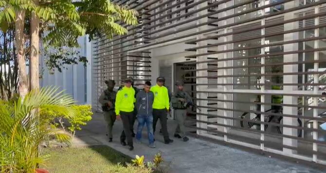 Policía traslada a alias Jefferson, cabecilla de las disidencias de las Farc, según las autoridades.