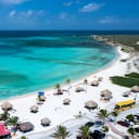 Aruba destaca por playas con arenas blancas y de aguas cristalinas.