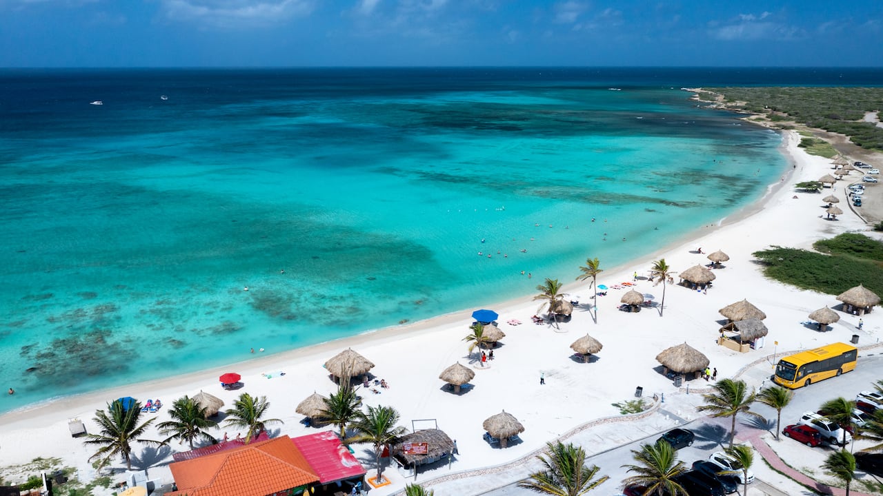 Aruba destaca por playas con arenas blancas y de aguas cristalinas.
