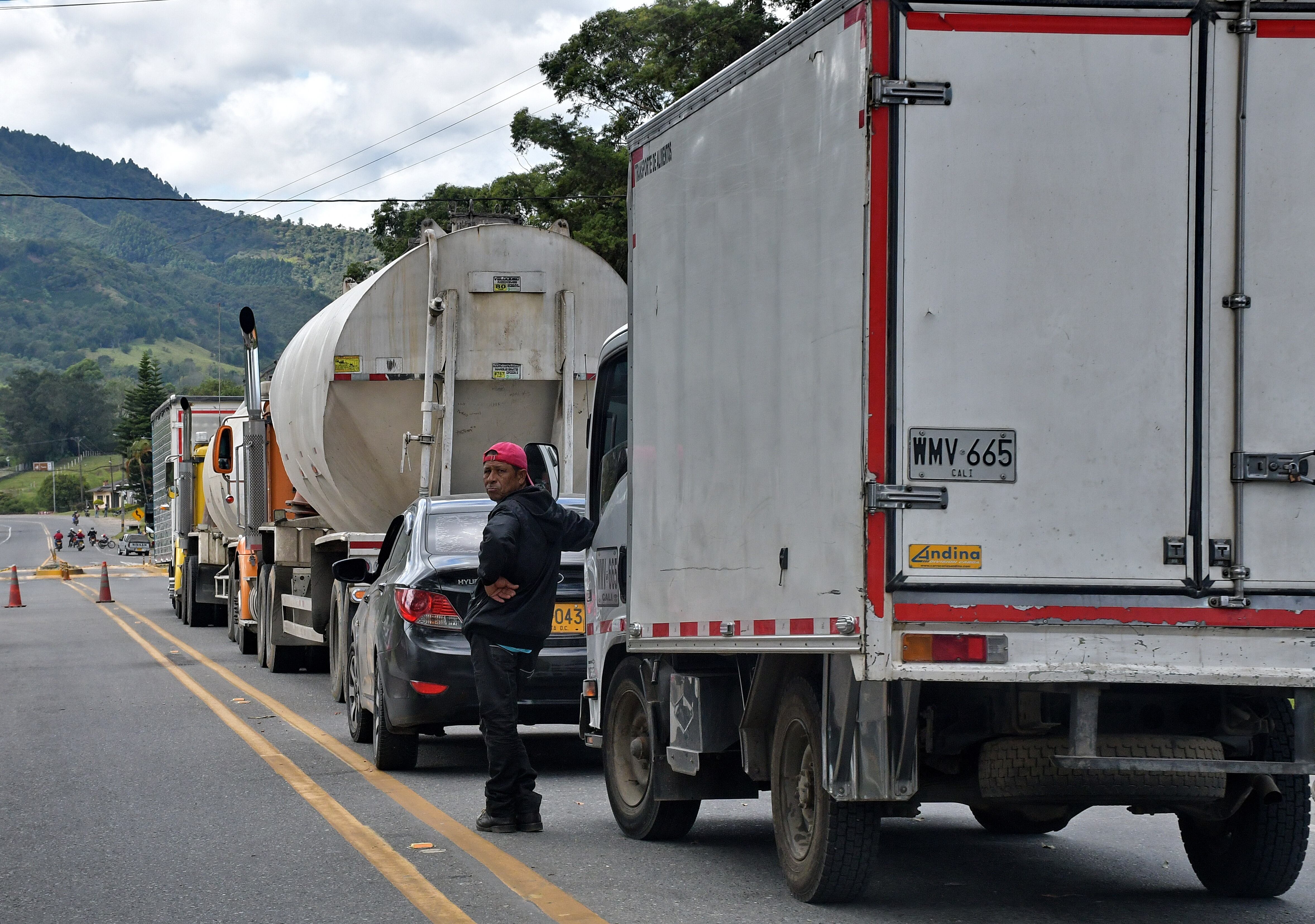 En la tarde de este miércoles, 2 de agosto, la comunidad indígena “Los Nietos del Quintín Lame”, que bloquean la vía Panamericana hace tres días, permitieron el paso de los vehículos a un carril.

Según se conoció, la decisión se tomó mientras siguen las negociaciones con el Gobierno Nacional, que ha anunciado que hay grandes avances en las conversaciones con la comunidad. Fotos Raúl Palacios / El Pais / 2 de Agosto del 2023 Cali.