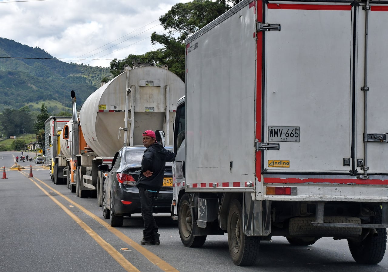 En la tarde de este miércoles, 2 de agosto, la comunidad indígena “Los Nietos del Quintín Lame”, que bloquean la vía Panamericana hace tres días, permitieron el paso de los vehículos a un carril.
Según se conoció, la decisión se tomó mientras siguen las negociaciones con el Gobierno Nacional, que ha anunciado que hay grandes avances en las conversaciones con la comunidad. Fotos Raúl Palacios / El Pais / 2 de Agosto del 2023 Cali.