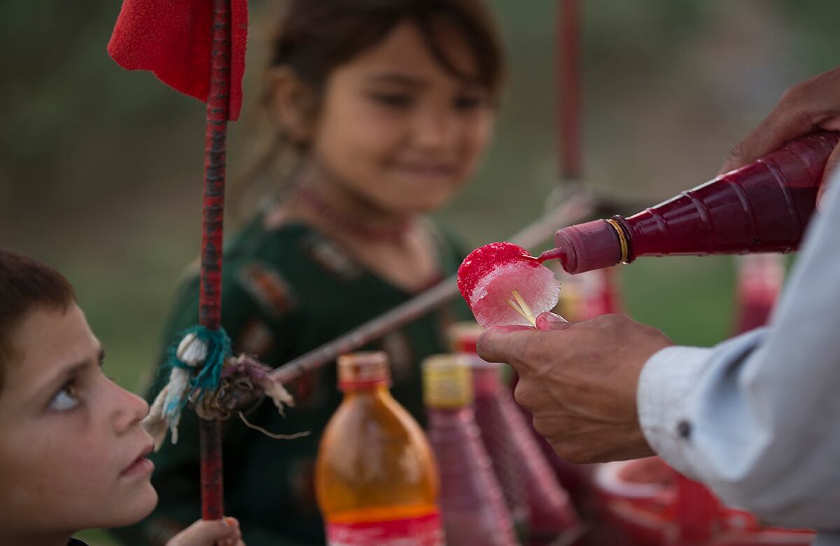 Los niños desplazados de las zonas tribales de Pakistán compran helado en un barrio de Islamabad. (AP/B.K. Bangash)