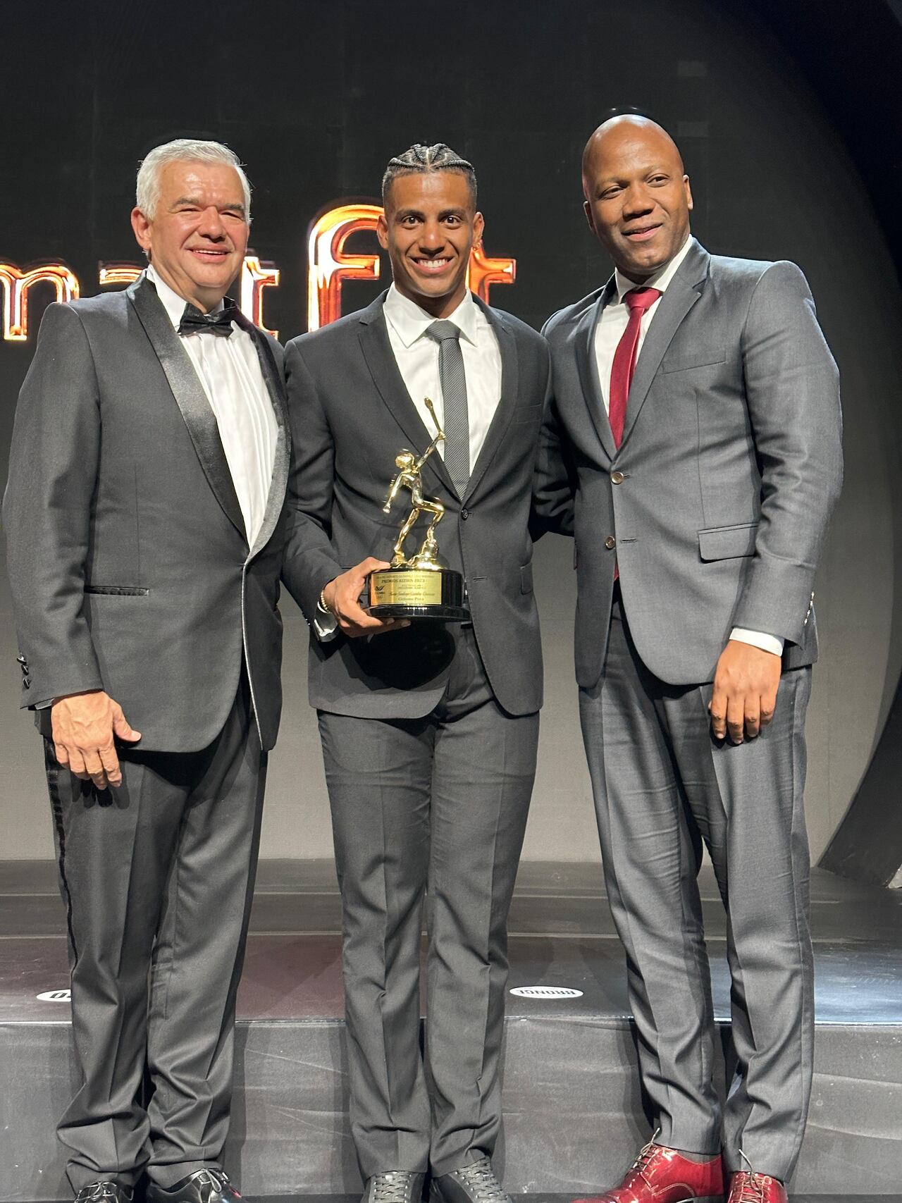 De izquierda a derecha: Ciro Solano, presidente del COC; Kevin Santiago Quintero, ciclista vallecaucano y Víctor Ramos, alcalde de Palmira.