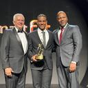 De izquierda a derecha: Ciro Solano, presidente del COC; Kevin Santiago Quintero, ciclista vallecaucano y Víctor Ramos, alcalde de Palmira.