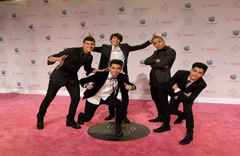 CNCO, la ganadora del reality 'La Banda' posó en la alfombra roja de los Premios Lo Nuestro. Foto: EFE/Gastón de Cárdenas 