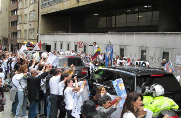 Entre vivas y aplausos los manifestantes recibieron la caravana del Procurador.