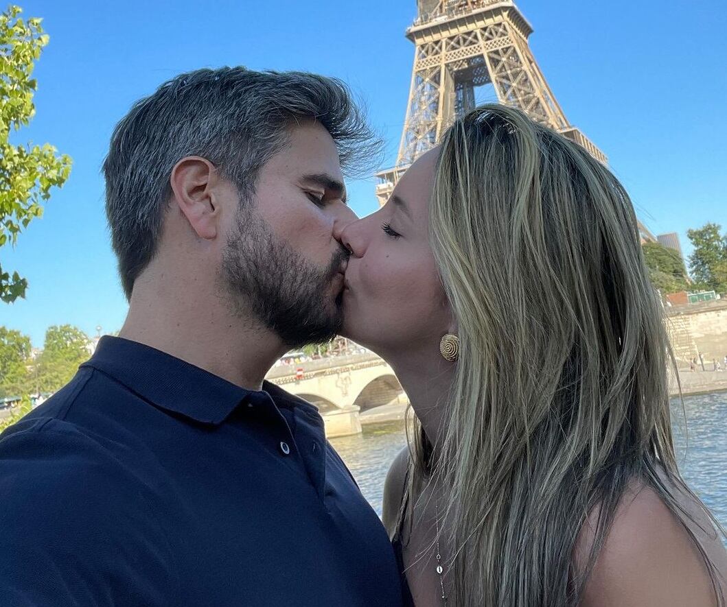 Daniela Álvarez y Daniel Arenas viajaron a París.