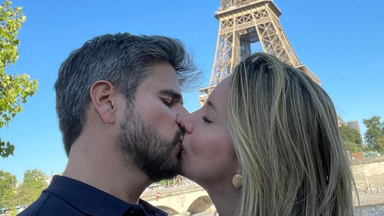 Daniela Álvarez y Daniel Arenas viajaron a París.