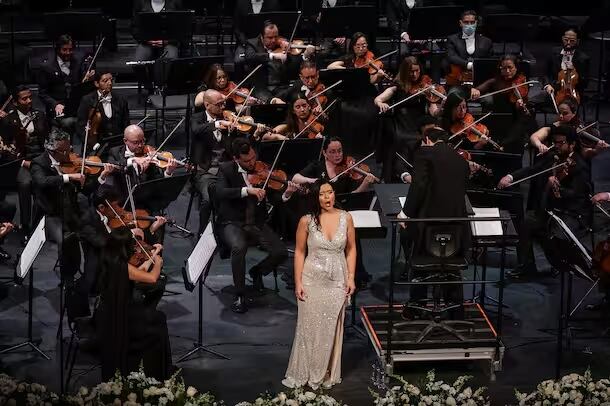 La mezzosoprano colombiana Andrea Niño se presentó como parte de la gala lírica con arias de óperas como "Carmen" y "Così fan tutte", entre otras.