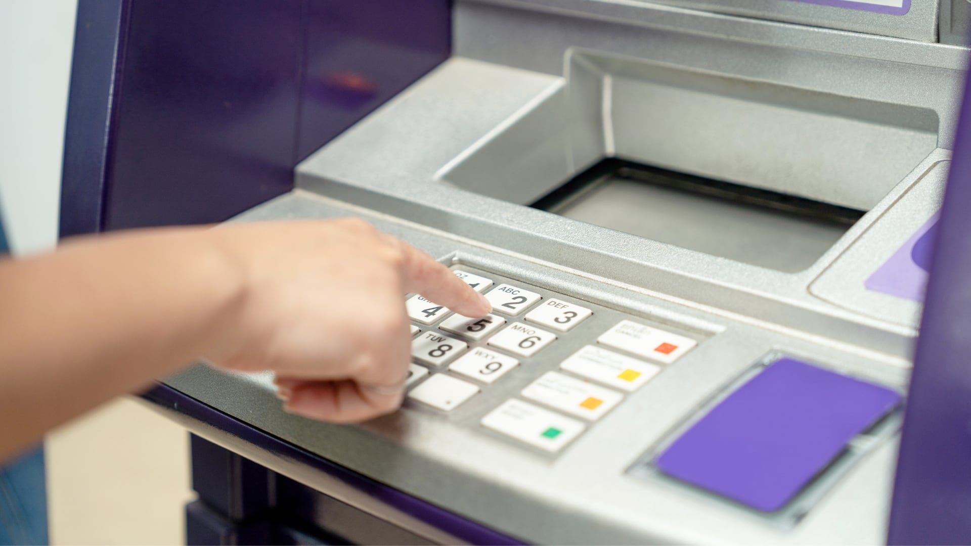 Al estar conscientes de las amenazas potenciales, los usuarios pueden protegerse mejor de los riesgos asociados con el uso de cajeros automáticos.