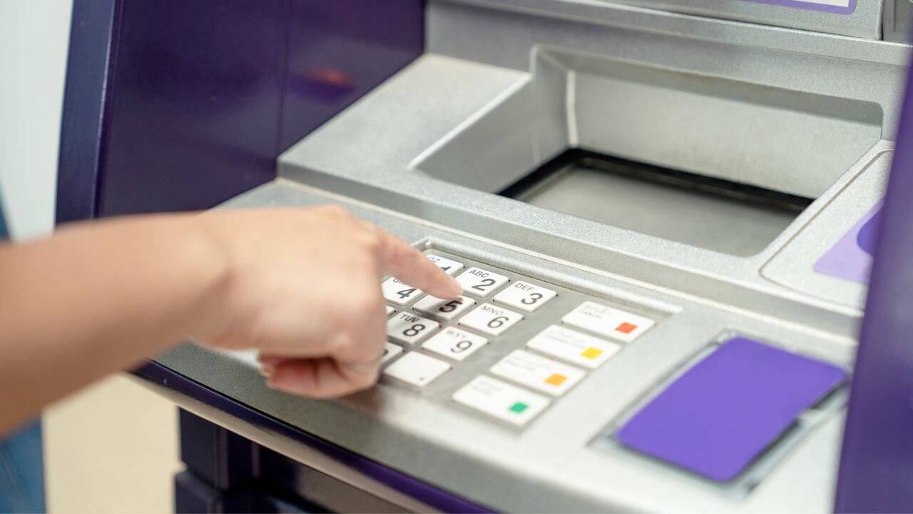 Al estar conscientes de las amenazas potenciales, los usuarios pueden protegerse mejor de los riesgos asociados con el uso de cajeros automáticos.