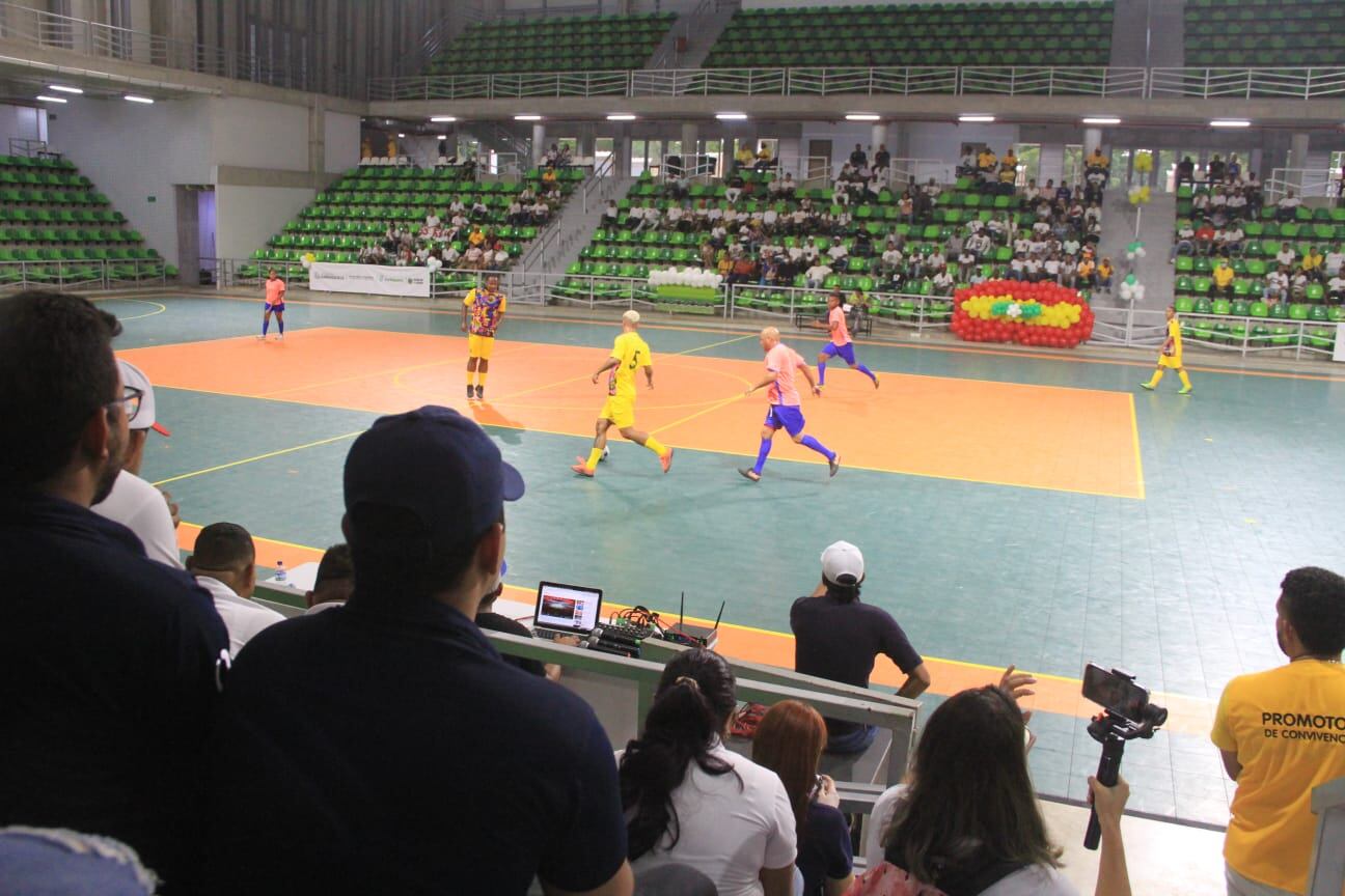 Jóvenes en Barranquilla dejan los conflictos por jugar partidos de futbol