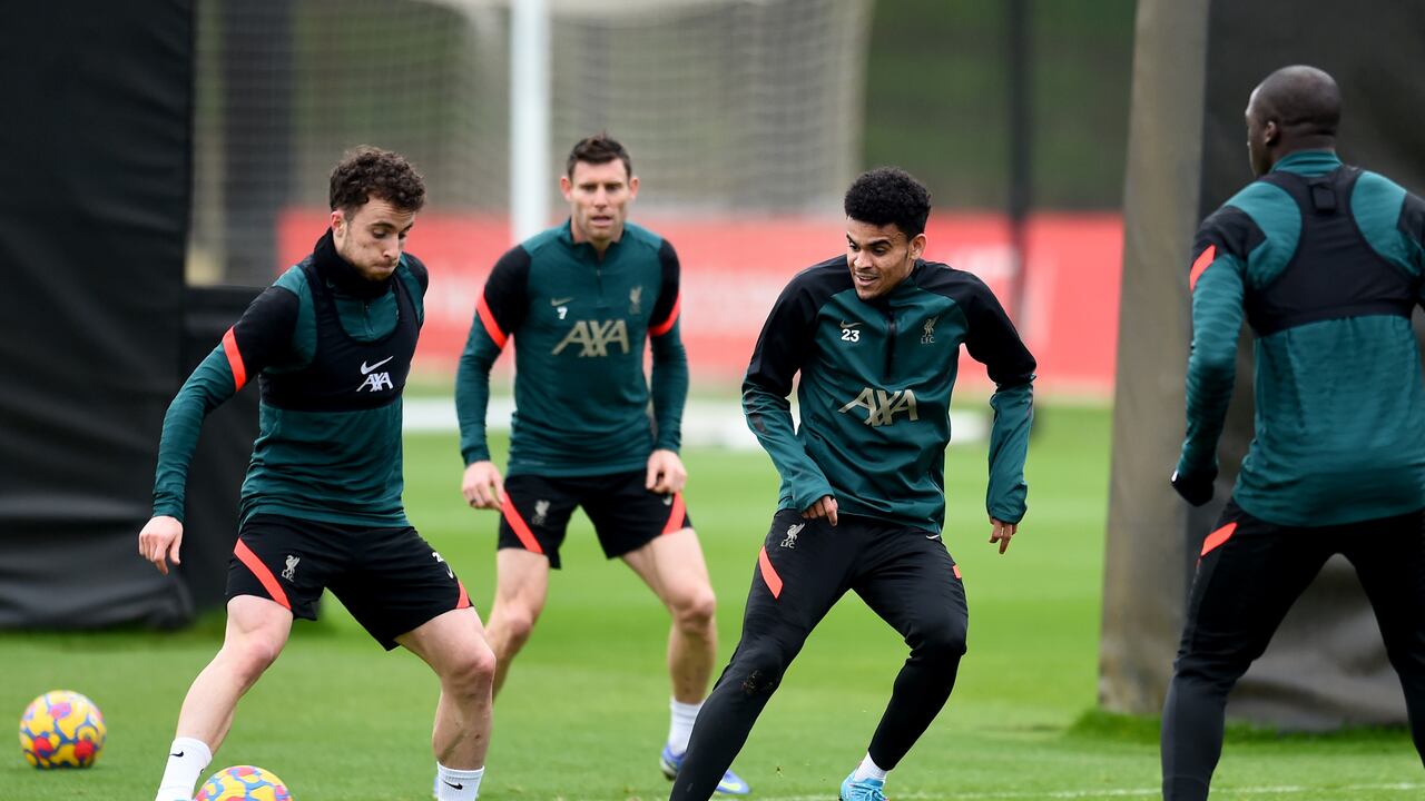 Diogo Jota junto a Luis Díaz en un entrenamiento del Liverpool en el Centro de Entrenamiento AXA