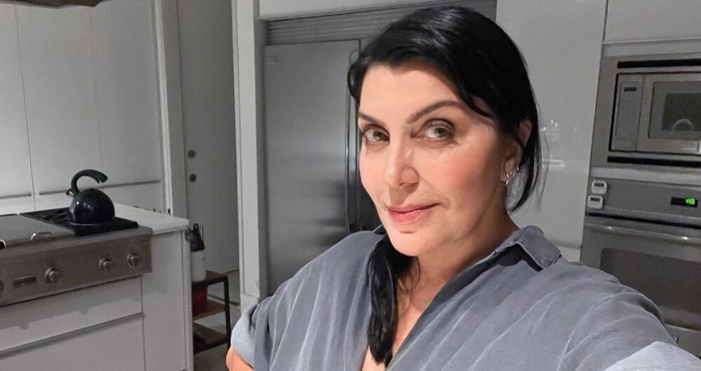 Al tiempo que escribe el libro, prepara un par de guiones de cine.