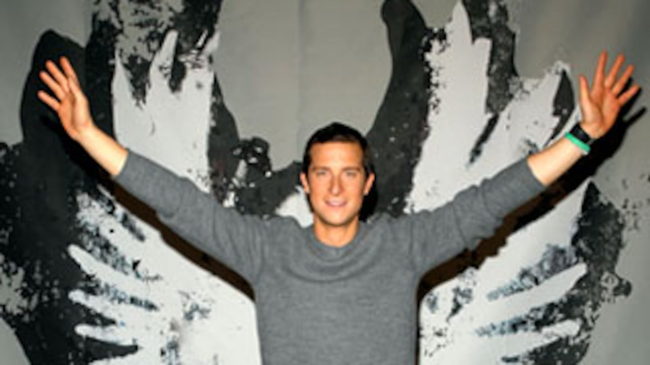 En 2005 ‘Bear’ Grylls, David Hempleman-Adams y Alan Veal rompieron un récord al organizar la cena en el aire más alta del mundo. Ese es sólo uno de los récords que ha impuesto este aventurero.