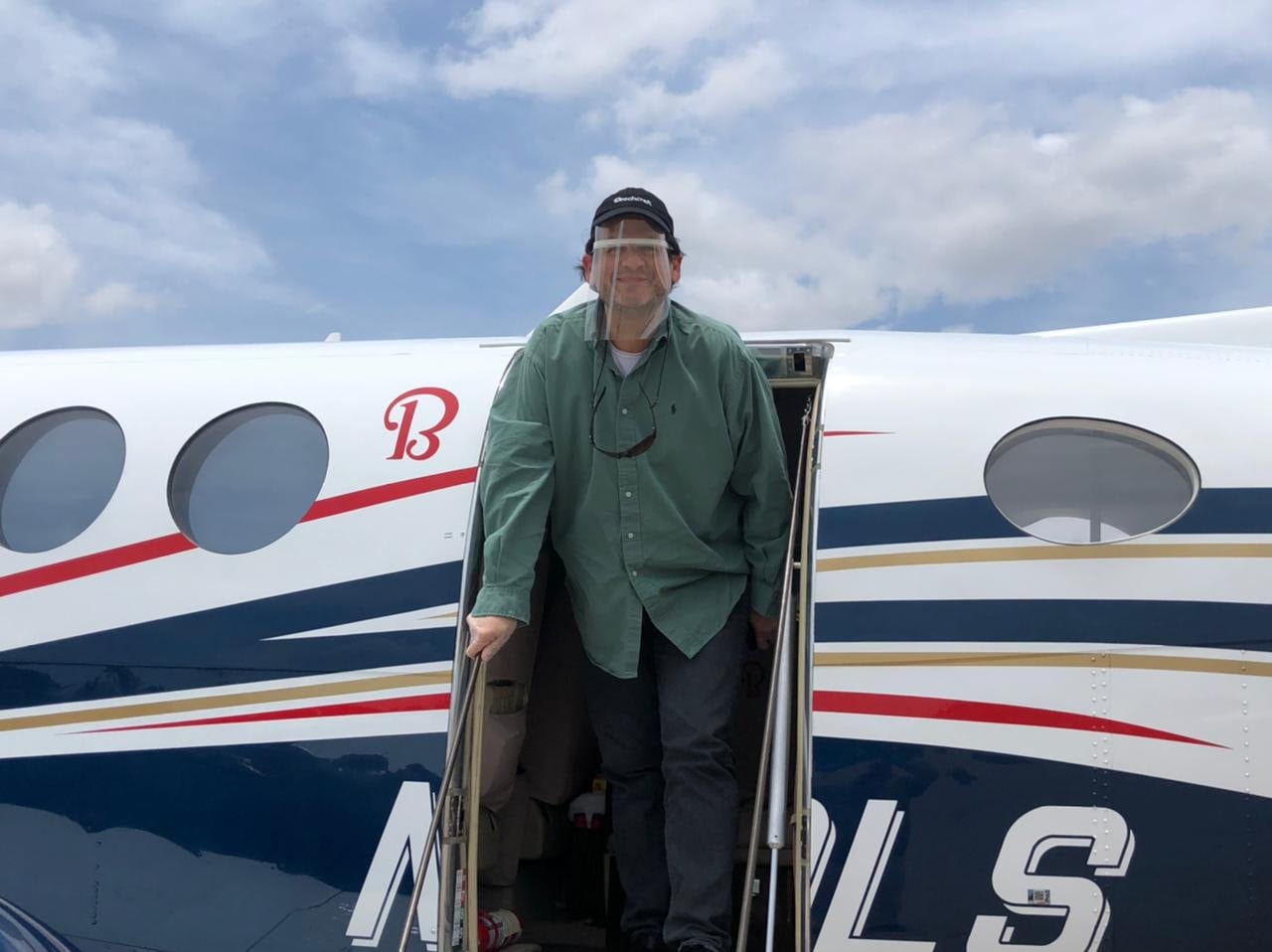 El empresario colombiano es un apasionado de los aviones, una actividad que combina con la filantropía.