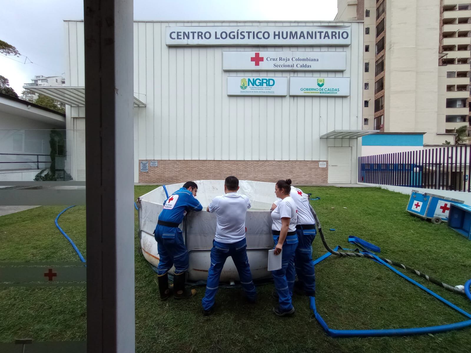 En caso de erupción del Volcán Nevado del Ruiz, la Cruz Roja de Caldas alista planta de tratamiento de agua potable.