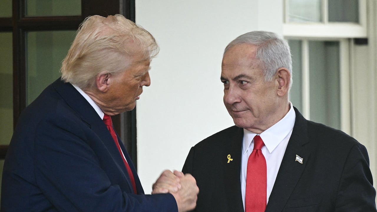Donald Trump se ha sorprendido de que el líder israelí se haya visto involucrado en un caso judicial “políticamente motivado” desde 2020 y ha calificado los delitos de los que se acusa a Netanyahu como “cargos injustos con el fin de hacerle un gran daño”.