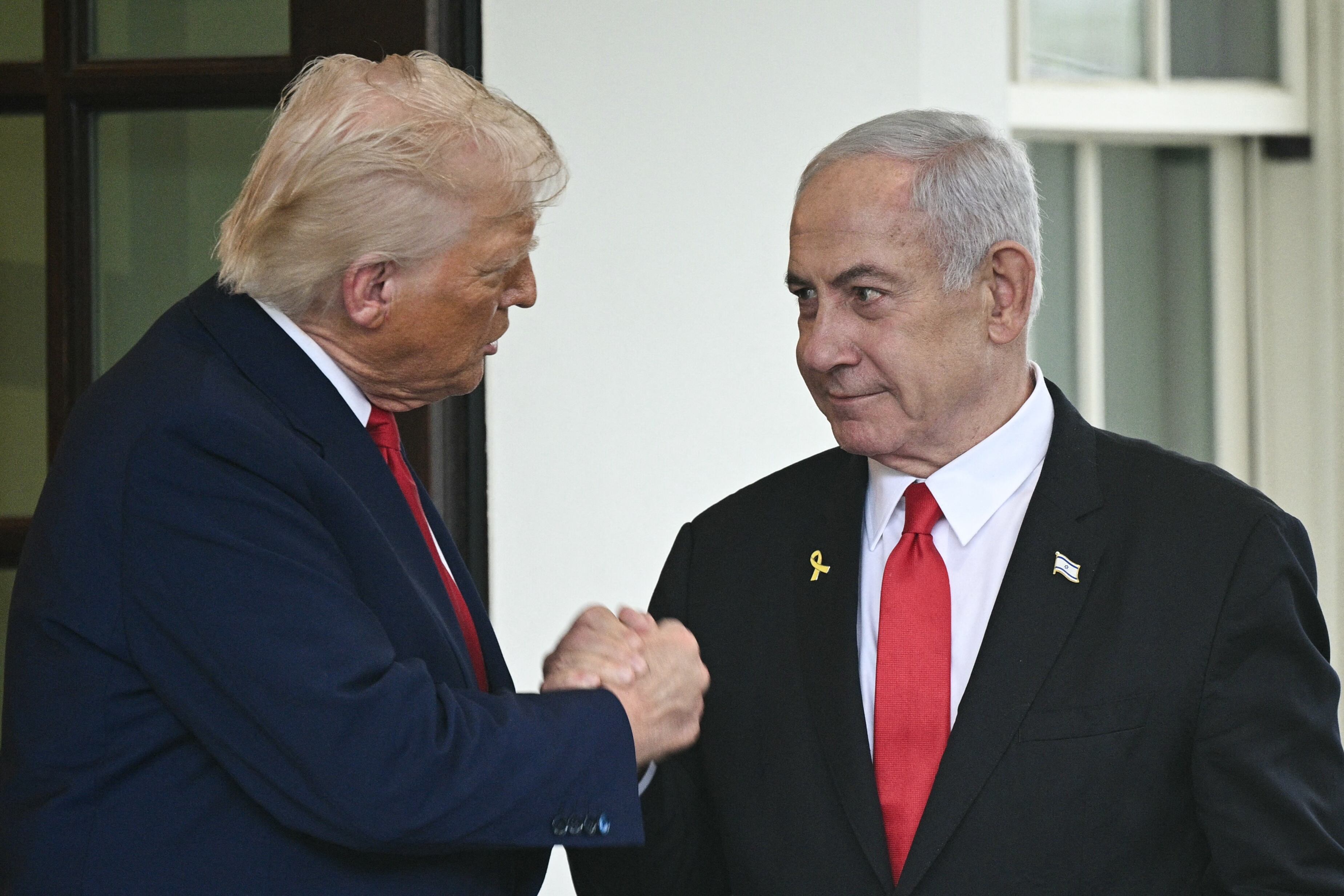 Donald Trump se ha sorprendido de que el líder israelí se haya visto involucrado en un caso judicial “políticamente motivado” desde 2020 y ha calificado los delitos de los que se acusa a Netanyahu como “cargos injustos con el fin de hacerle un gran daño”.