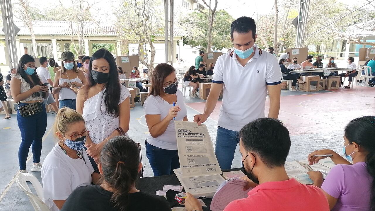 Los colombianos han salido a votar en masa este domingo