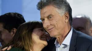 La candidata presidencial, Patricia Bullrich de Juntos por el Cambio, habla con el expresidente, Mauricio Macri, durante un mitin en Lomas de Zamora.