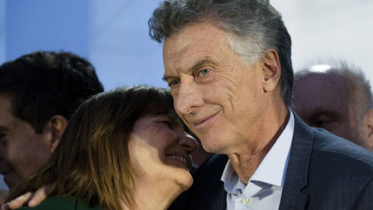 La candidata presidencial, Patricia Bullrich de Juntos por el Cambio, habla con el expresidente, Mauricio Macri, durante un mitin en Lomas de Zamora.